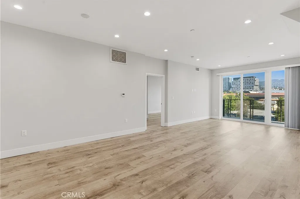 2 bed, 1200 sqft, $3,600 — Photo 3
