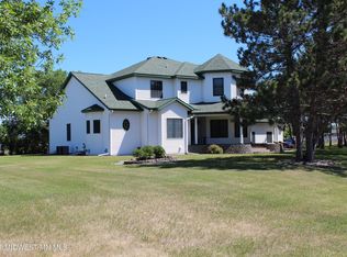 814 Pinewood Ln, Perham, MN 56573