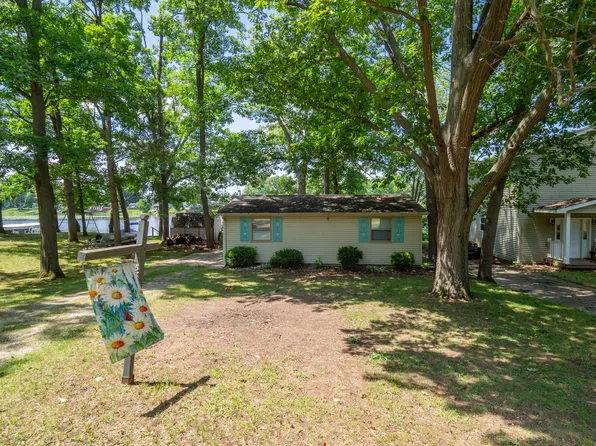 58868 Lakeshore Dr, Colon, MI 49040