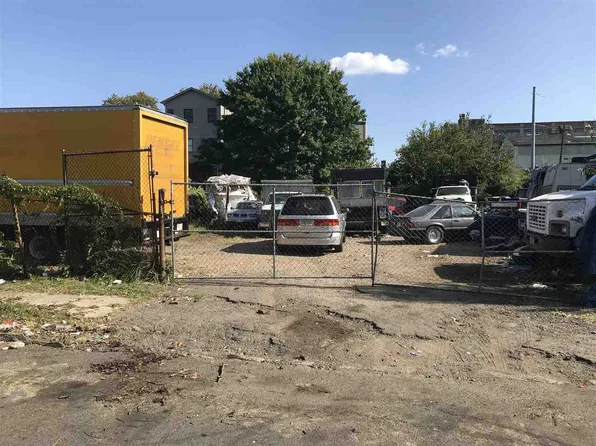 92 Van Horne St, Jersey City, NJ 07304