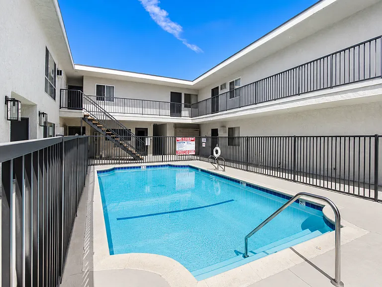 Terraces at Tarzana — Photo 6