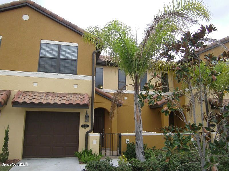 FRONT W/COURTYARD