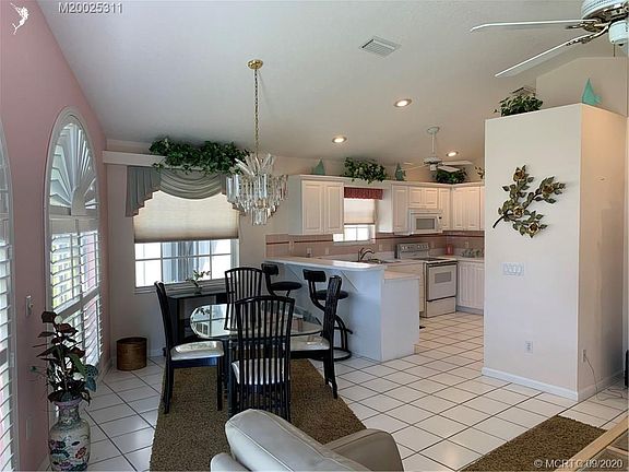 4th image of 704 Nettles Blvd