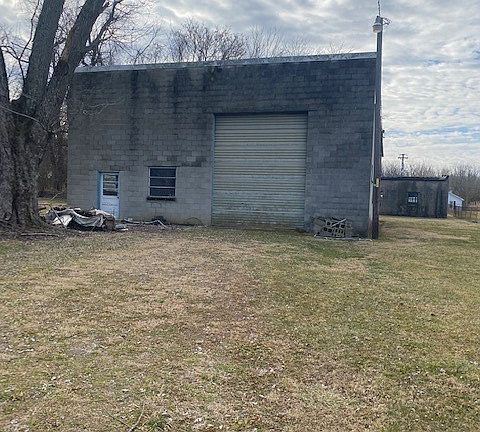 4th image of 582 W Broadway St