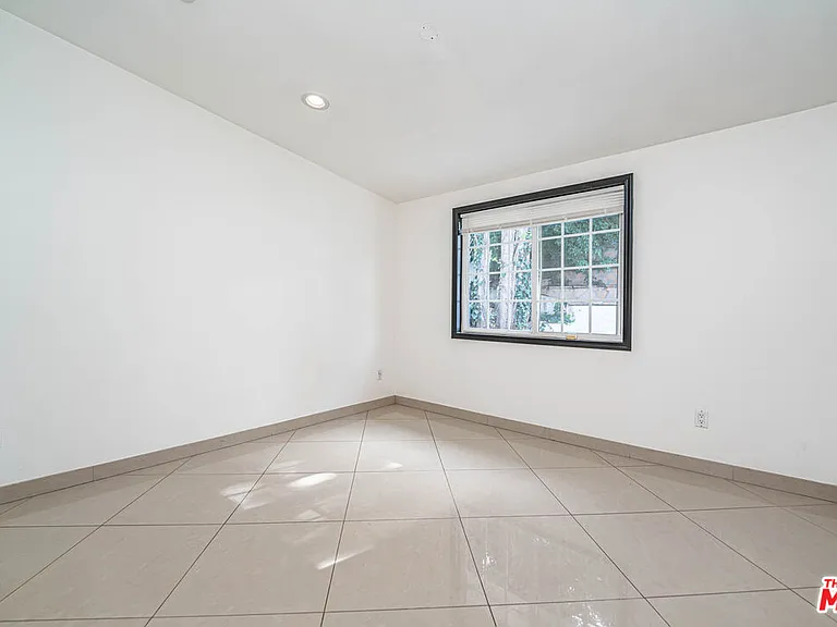 20746 Clarendon St — Photo 32