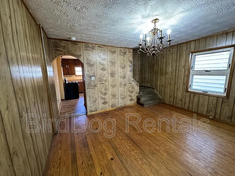 3 bed, 1.0 bath, 1200 sqft, $1,200 — Photo 3