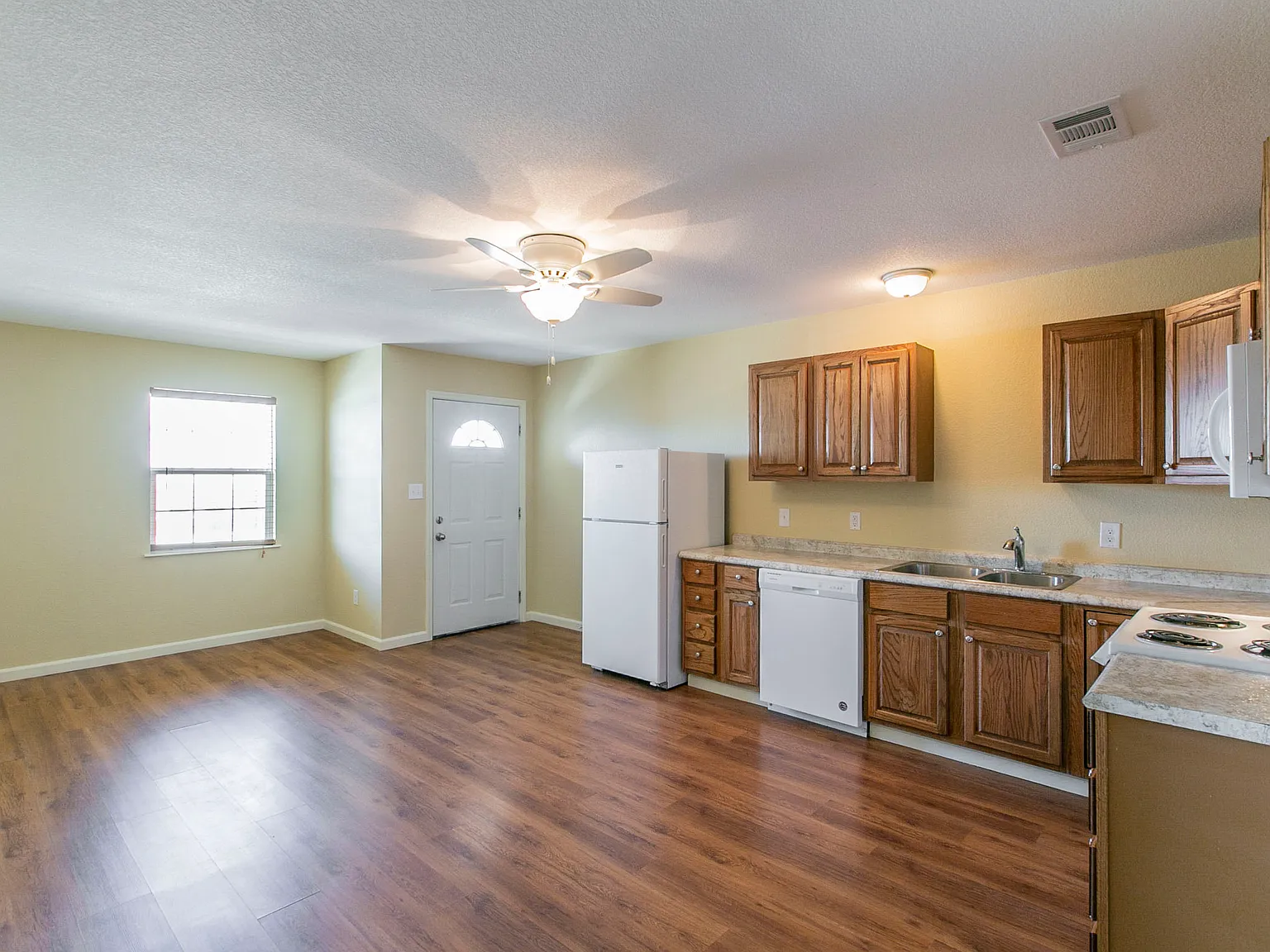 3 bed, 1050 sqft, $1,300 — Photo 3