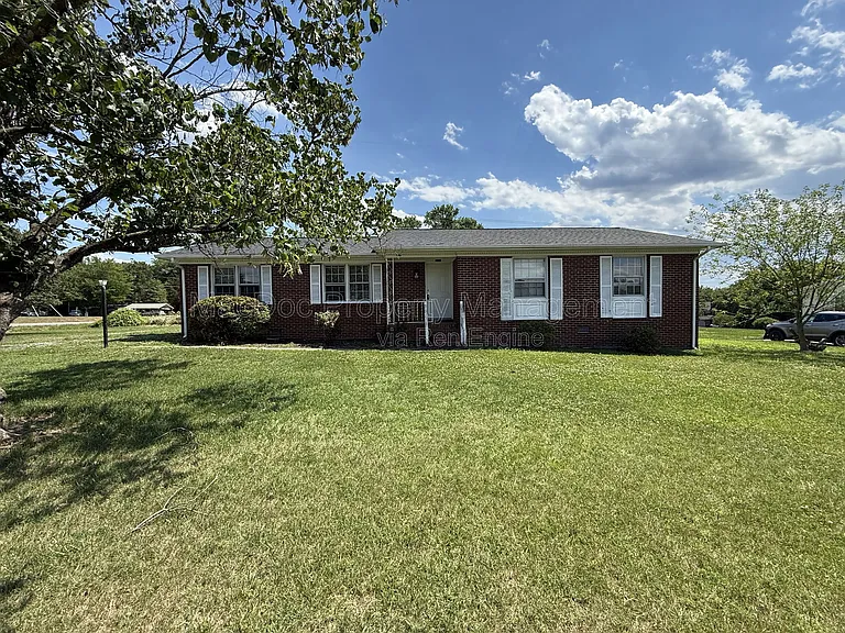 1804 Sherwood Dr — Photo 1