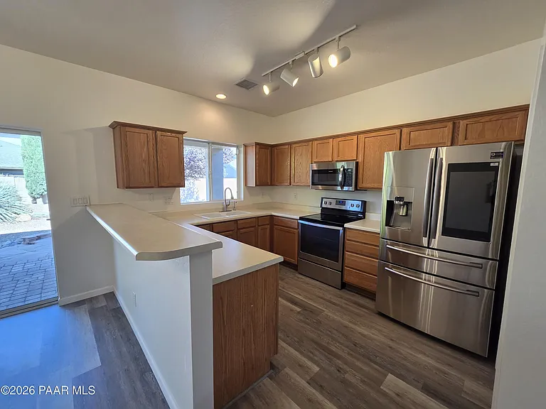 556 N Robles St — Photo 7
