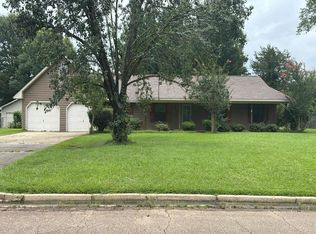 290 Lakeover Dr W, Columbus, MS 39702