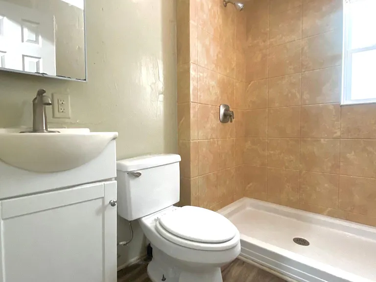 1414 N Hyde Park Ave #5 — Photo 5