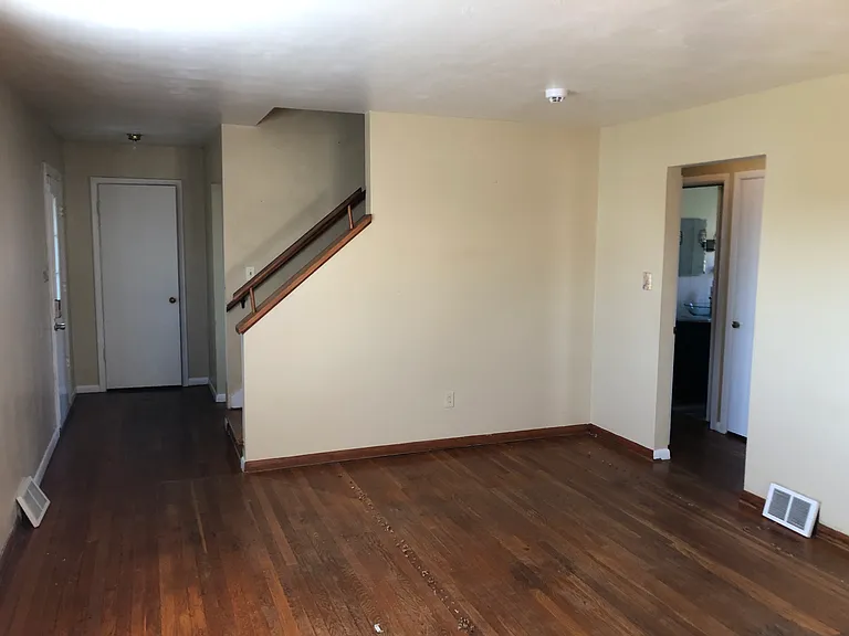 7 E Stewart Ave — Photo 3