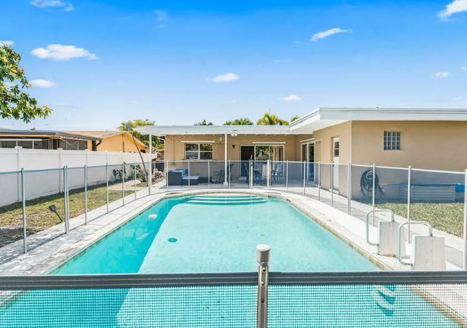 Heated Pool 3BR Family Home Near Hollywood Beach — Photo 4