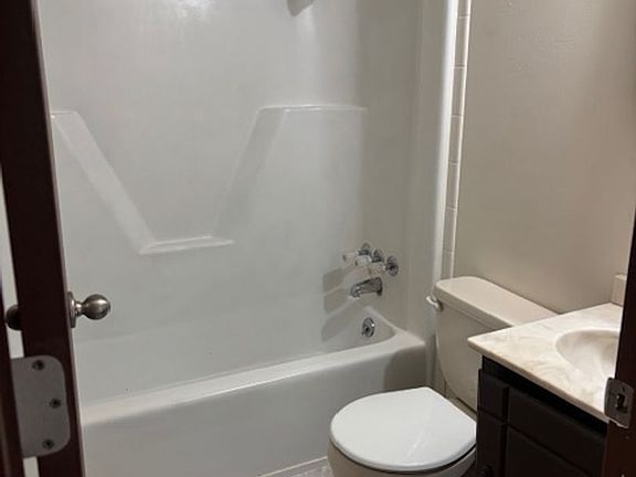 4th image of 100 Sherwood Dr APT 2
