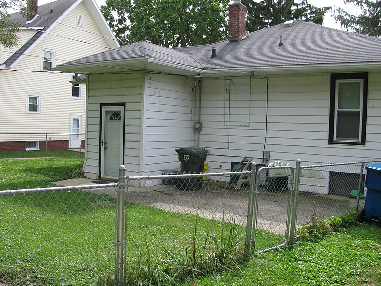1004 W Hill St — Photo 3