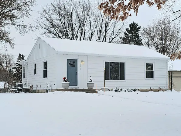 2930 Arona St, Roseville, MN 55113