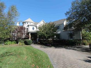 2 Country Club Dr, Linwood, NJ 08221