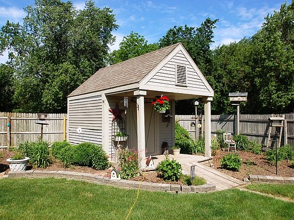 3rd image of 706 Woodland Ct