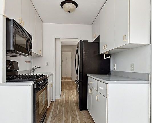3rd image of 70 La Salle St APT 14B