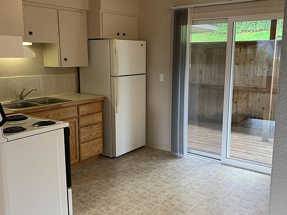 5th image of 810 S Nehalem St #3