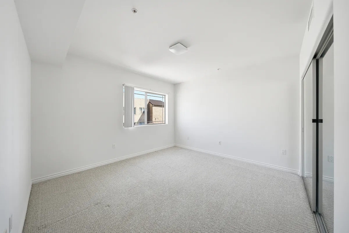Building Photo - 4733 Elmwood Ave #304