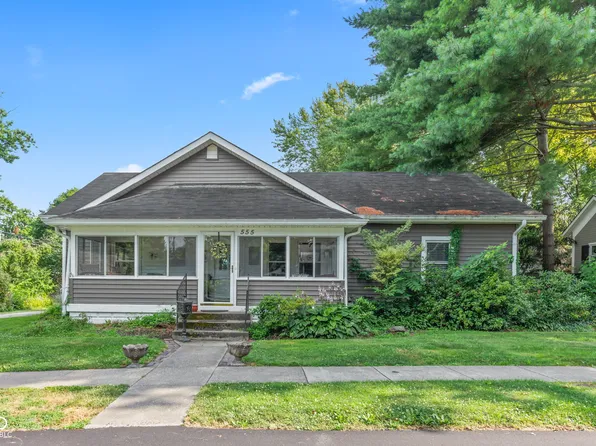 555 W Hawthorne St, Zionsville, IN 46077