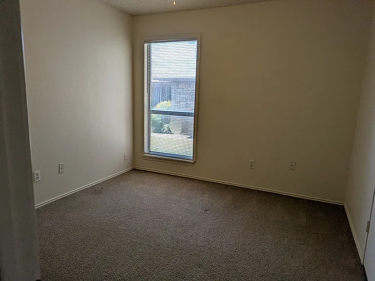 1002 Mitchell Ln — Photo 2