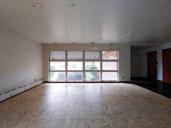 4th image of 532 Granville Ave