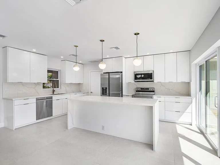 46 SW 9th Ave — Photo 10