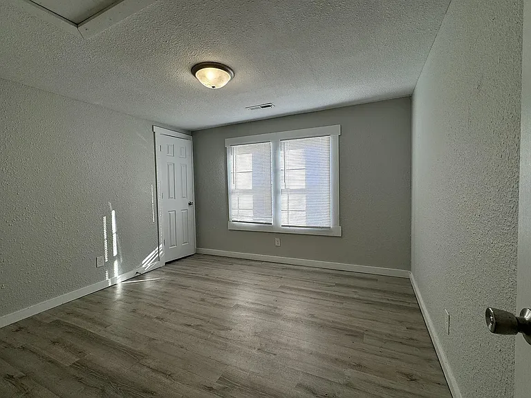 1132 W Division St #B — Photo 8