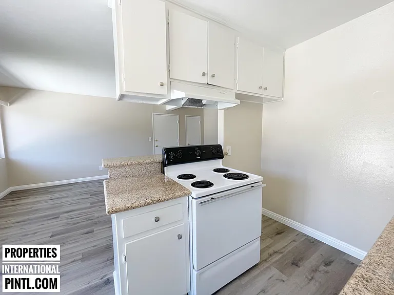 2851 Montrose Ave — Photo 36
