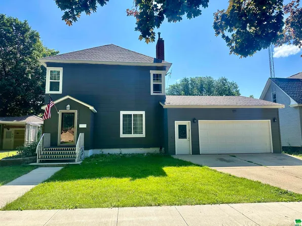 223 Cayuga St, Storm Lake, IA 50588