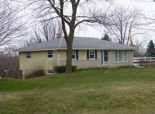 18040 W Thornapple Ln, New Berlin, WI 53146
