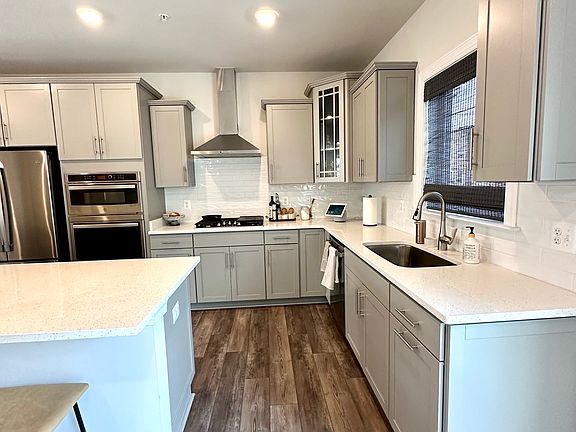 5th image of 130 Rubens Dr