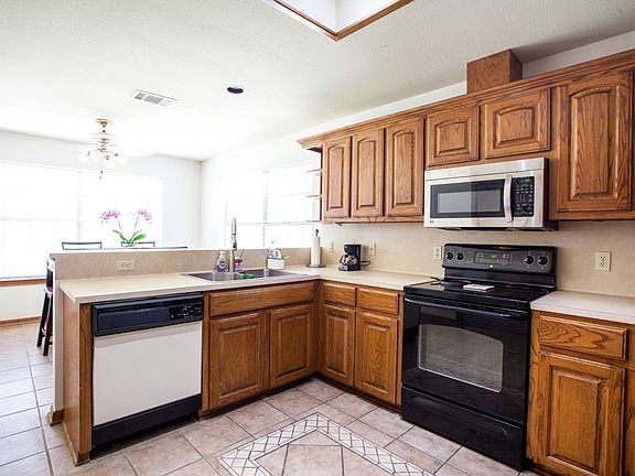 3rd image of 121 Poplar Dr
