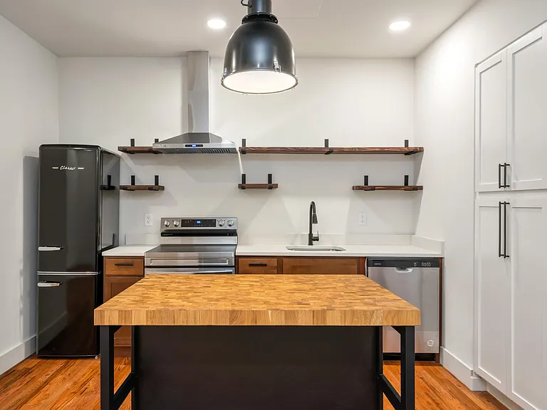 826 N Broadway St #301 — Photo 1