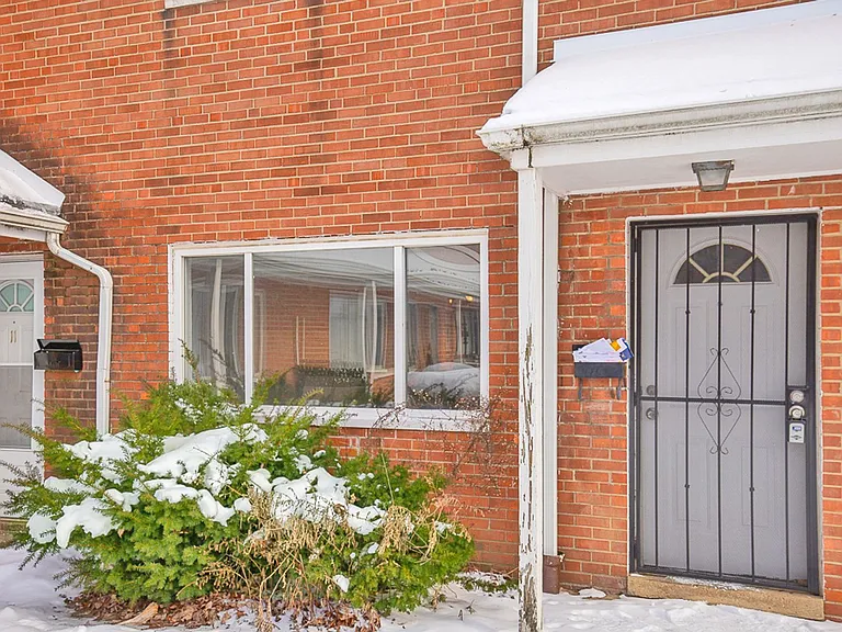 23755 Banbury Cir #10 — Photo 3