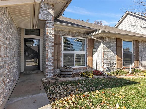 3rd image of 18409 Laurel Oak Dr
