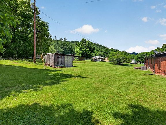 4th image of 400 Anderson Ln