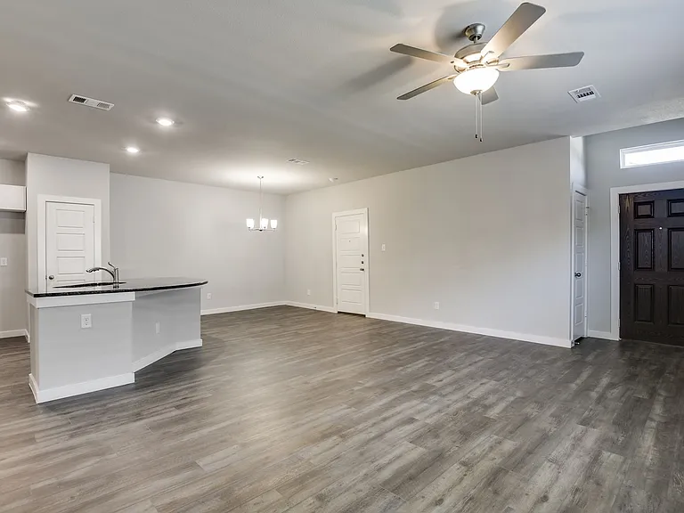 736 Wheatfield Dr — Photo 7