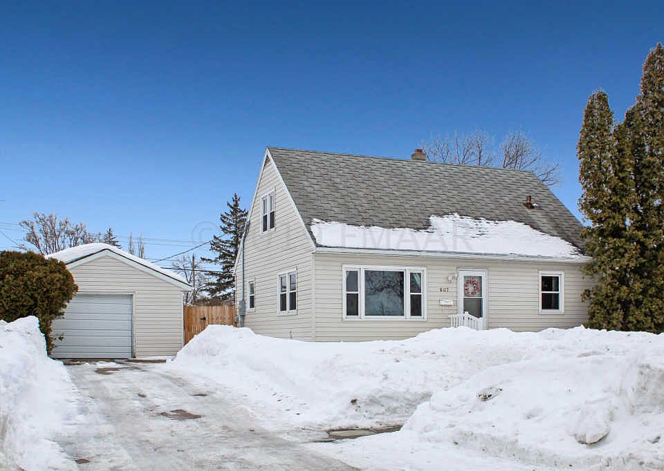 1st image of 607 2nd St E