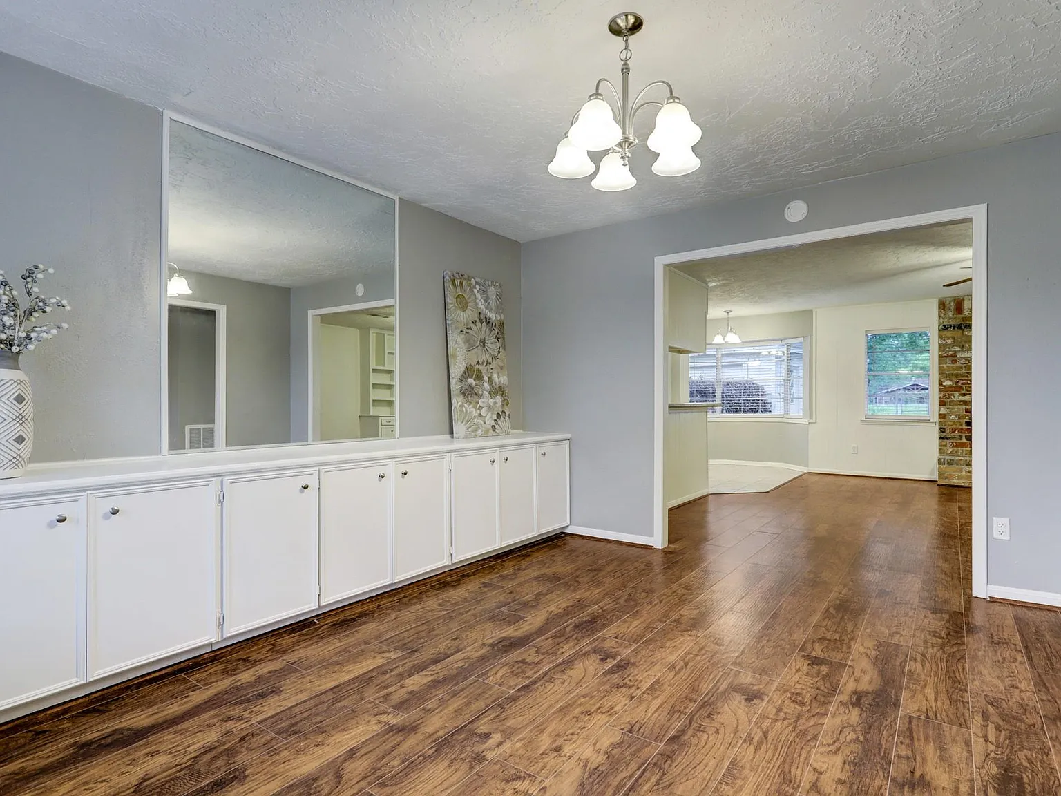 4 bed, 2.0 bath, 2019 sqft, $1,975 — Photo 3