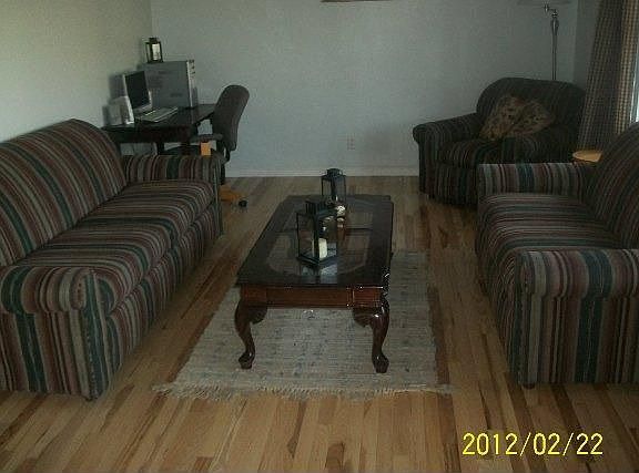 3rd image of 913 Peterson Rd