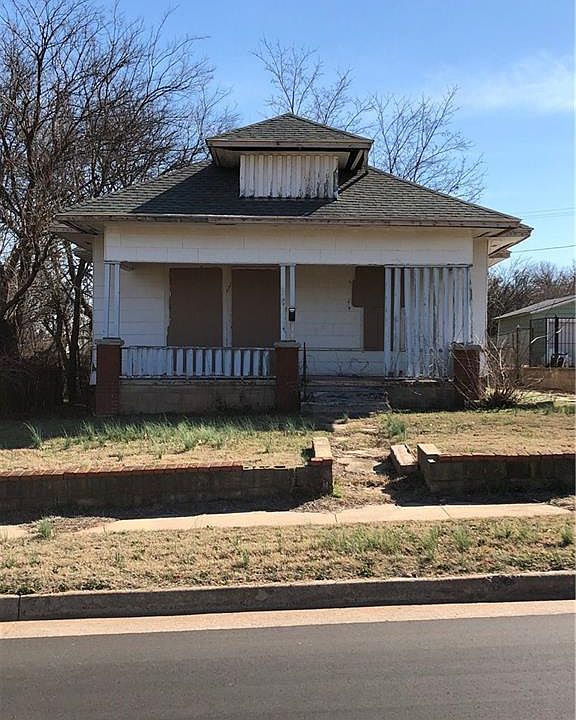 2nd image of 820 NE 6th St