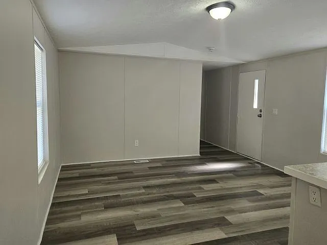 3 bed, 2.0 bath, 924 sqft, $1,895 — Photo 3