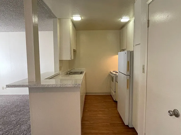 Sharis Apartments — Photo 39