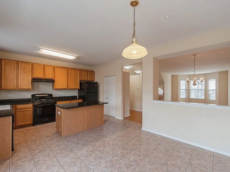 593 Prestwick Ln — Photo 40