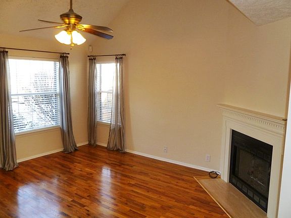 Den w/ great hardwood