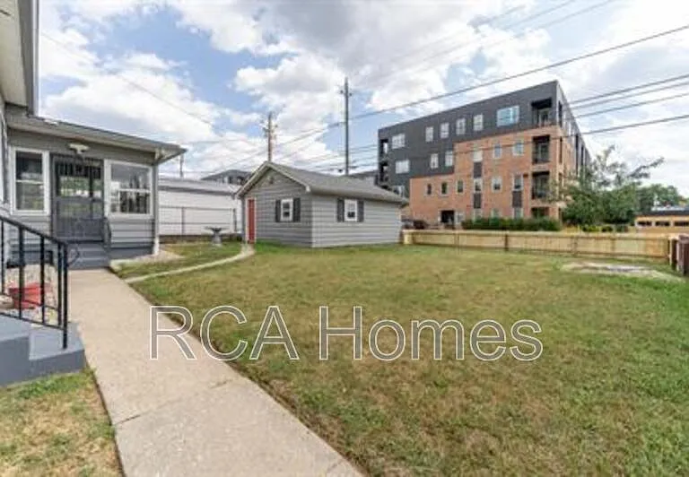1015 Olive St — Photo 11