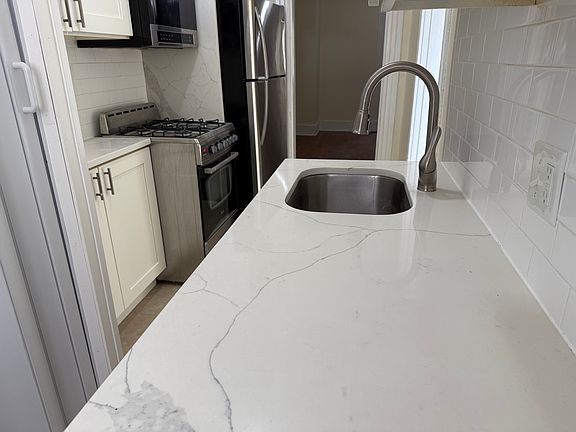 Kitchen / 3029 Ellwood Apt B